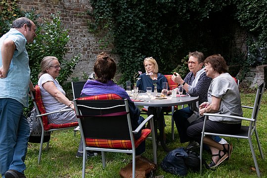 Gäste der Staffelübergabe im Garten